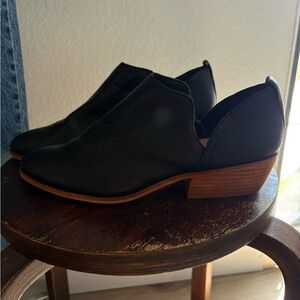 FRYE AND CO. Black Leather Ankle Booties